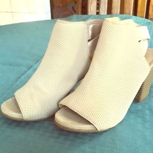 Beige Kenneth Cole Heels